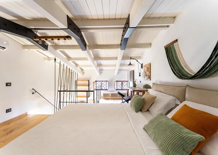 Suede Loft Retreat, Charm, Relax Private Parking